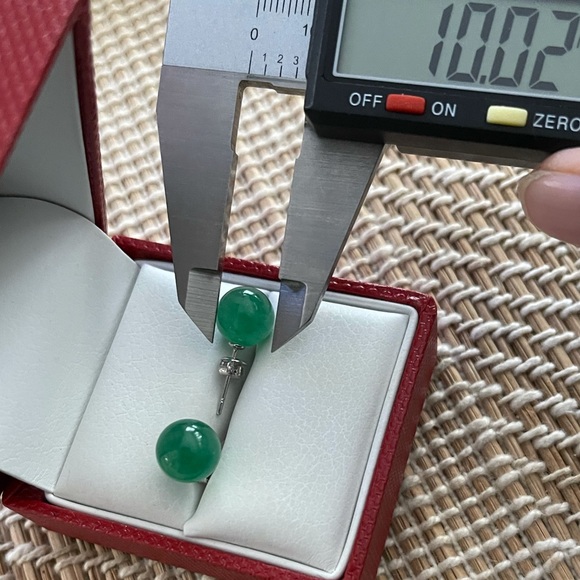 10mm jadeite jade silver tone stud earrings - Picture 3 of 5